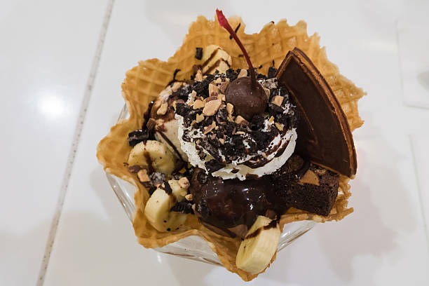 istock Ice cream and chocolate in a delicious cup. 537537368