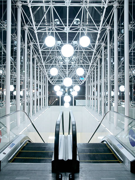 entrada do metrô - escalator shopping mall shopping transparent imagens e fotografias de stock