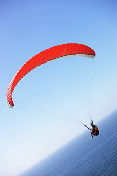 paraglider 파일럿 해양수 우뚝 - extreme sports air sport recreational pursuit ultralight 뉴스 사진 이미지