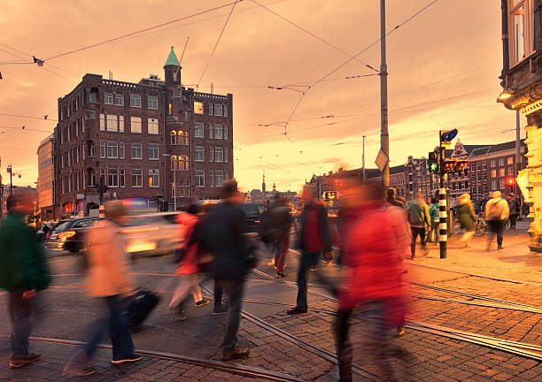 amsterdam rush-hour in der dämmerung - amsterdam holland city night stock-fotos und bilder