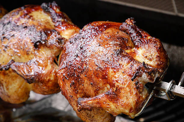 pollo a la barbacoa a la parrilla - roast chicken chicken roasted spit roasted fotografías e imágenes de stock