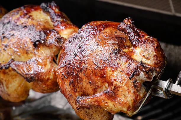 pollo barbecue sulla griglia - rotisserie roast chicken chicken roasted foto e immagini stock