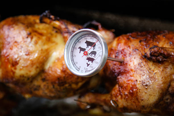 gegrilltes hühnchen thermometer - roast chicken chicken roasted spit roasted stock-fotos und bilder