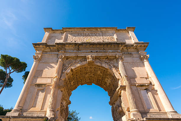 arco de tito em roma, itália - arch of titus imagens e fotografias de stock