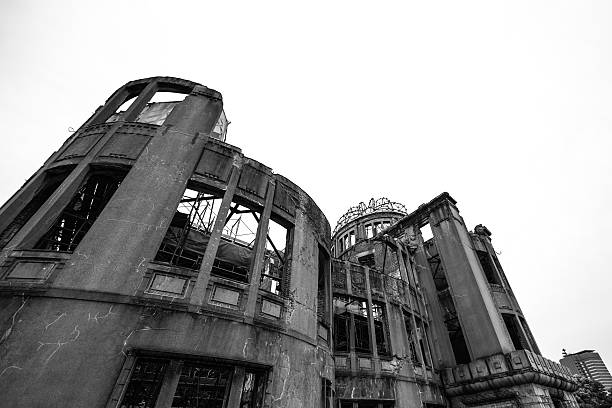 atom di hiroshima duomo della bomba memorial in giappone - test nucleare foto e immagini stock