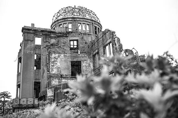 atom di hiroshima duomo della bomba memorial in giappone - test nucleare foto e immagini stock