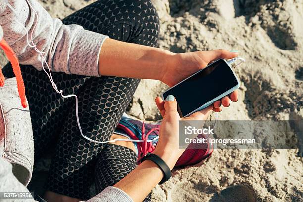 Chica En Ropa Deportiva Escuchando Música Con Auriculares Foto de stock y más banco de imágenes de Teléfono