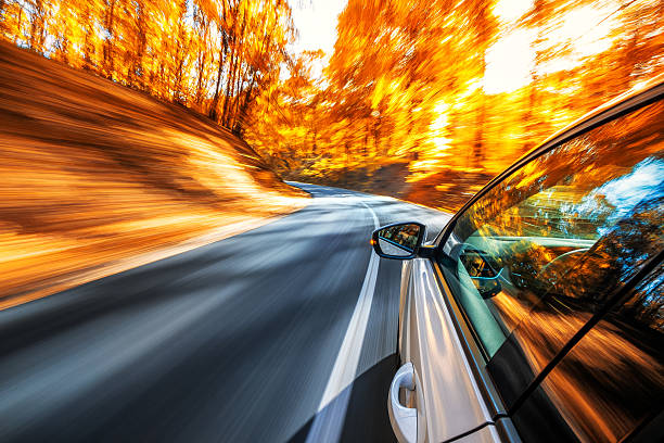 conduire à l'automne - moving a motorized vehicle flash photos et images de collection