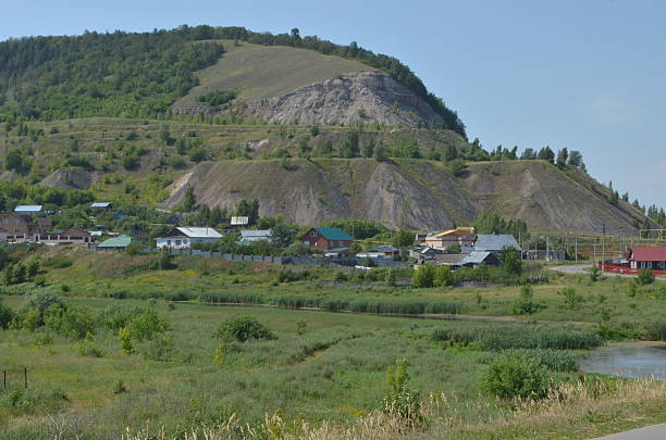 istock Rossia, les.Saratov, road, in, the, forest. 537553202