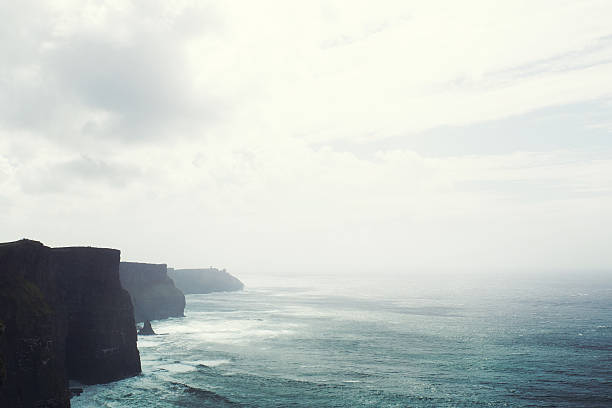 irland, klippen von moher - republic of ireland cliffs of moher cliff galway stock-fotos und bilder