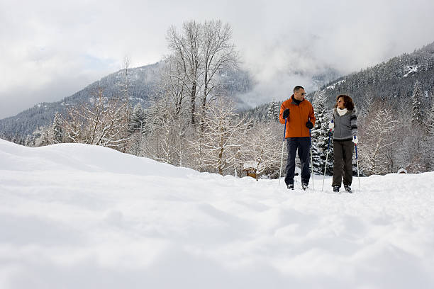 pareja madura de esquí - skiing snow couple mountain fotografías e imágenes de stock