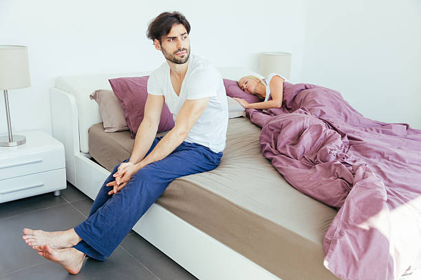 커플입니다 있는 문제 - men women contemplation sleeping 뉴스 사진 이미지
