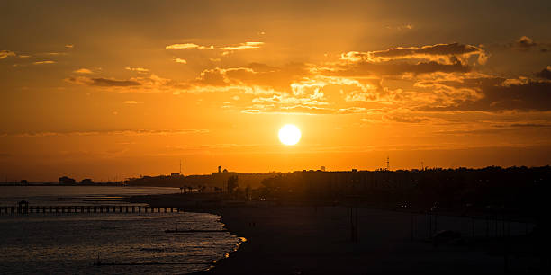 Pôr do sol, em Gulfport e passe Christian Mississippi - foto de acervo