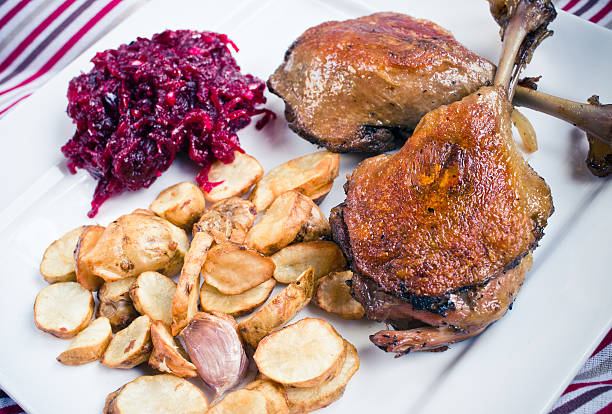 утка-конфи с beetroots и иерусалим артишоки фри - duck meat animal leg roasted prepared potato стоковые фото и изображения