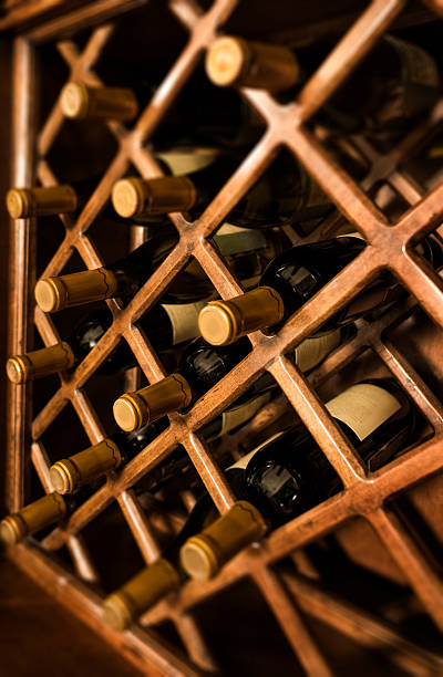 다양한 와인이 와인선반 - vertical wine bottle variation rack 뉴스 사진 이미지
