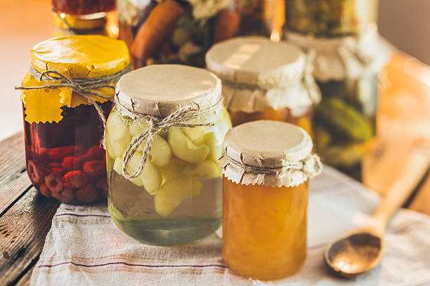 krüge von konserven auf einem holztisch - preserves pickle jar relish stock-fotos und bilder