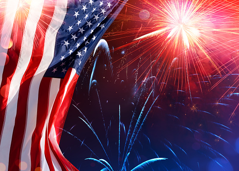 Celebración de Estados Unidos - Bandera de Estados Unidos con fuegos artificiales photo