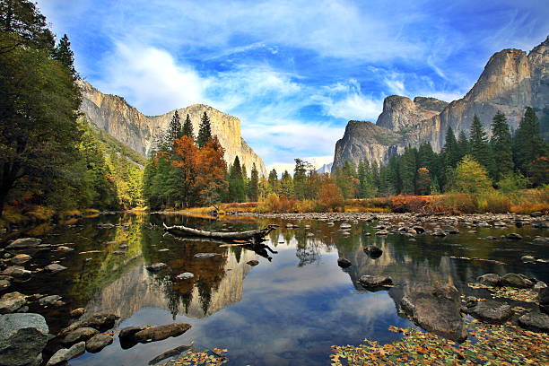 el capitan et rivière merced en automne - yosemite valley photos et images de collection