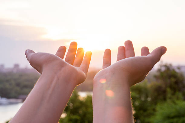 女性手への到達をご堪能ください。カラートーンイメージ - human hand reaching human arm gripping ストックフォトと画像