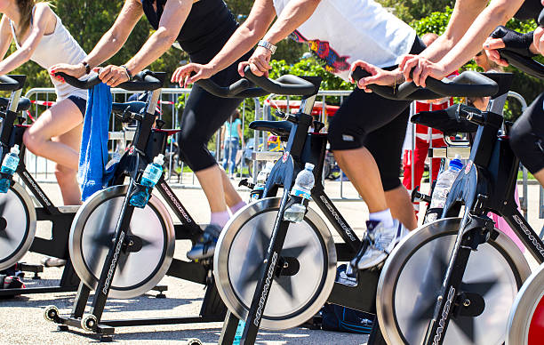 corrida estacionária - spinning instructor exercising gym - fotografias e filmes do acervo