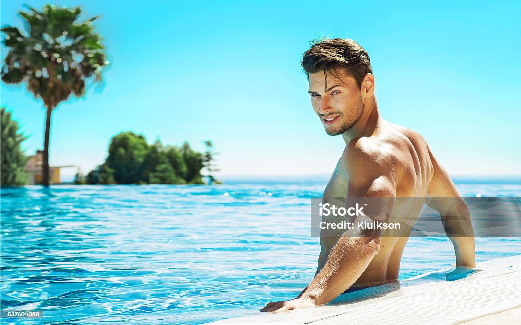 Portrait de bel homme dans la piscine - Photo de Hommes libre de droits