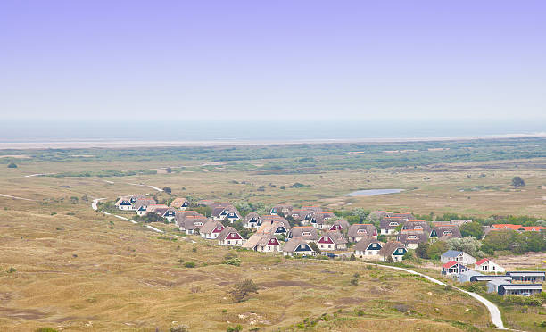 вид на типичные голландские дома на острове амеланд, нидерланды - wadden wadden sea unesco world heritage site sea стоковые фото и изображения