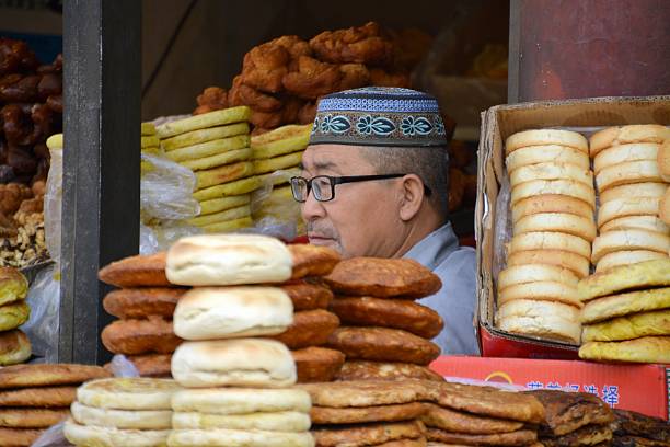 fornecedores locais em padaria em hohhot quarteirão muçulmano, interior da mongólia - baker california - fotografias e filmes do acervo