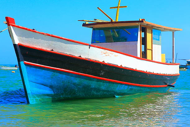 pescadores rústico de madeira do barco praia do forte praia, bahia, brasil - moody sky water sport passenger craft scenics imagens e fotografias de stock
