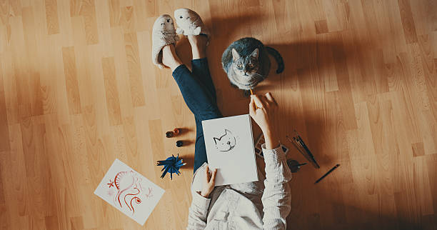 istock Creative studio: girl drawing her cat. 537611344