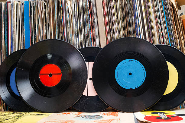 vinyl-schallplatte mit kopierplatz vor einer sammlung - stack rock audio stock-fotos und bilder