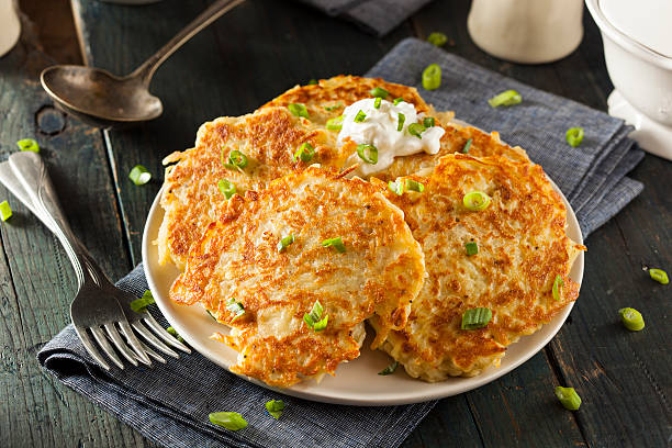 feito em casa boxty irlandês panquecas de batata - latke imagens e fotografias de stock