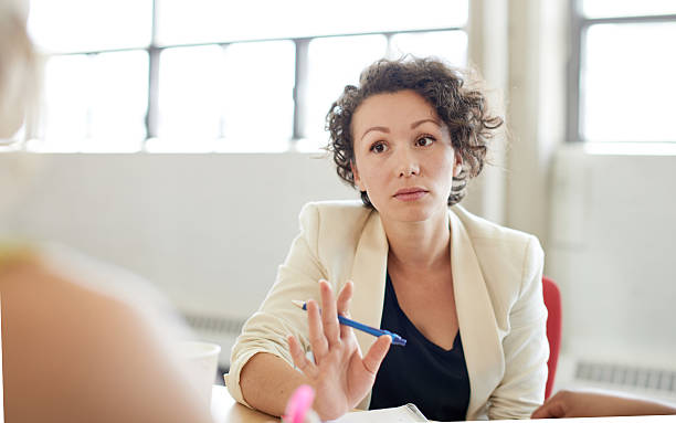 criativa sem poses grupo de pessoas de negócios em um conceito aberta - interview meeting business women imagens e fotografias de stock