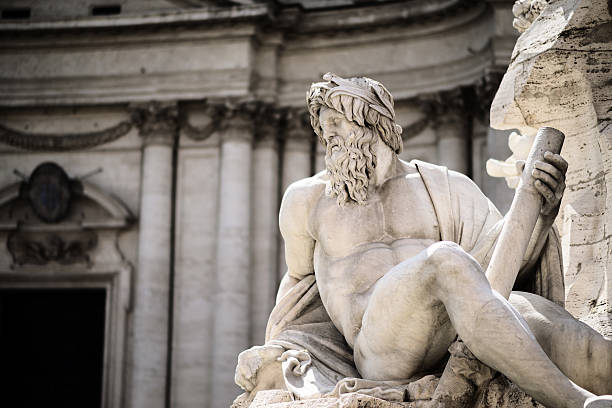 statue de de zeus fountain et la piazza navona à rome, en italie - sculpture art greek culture statue photos et images de collection