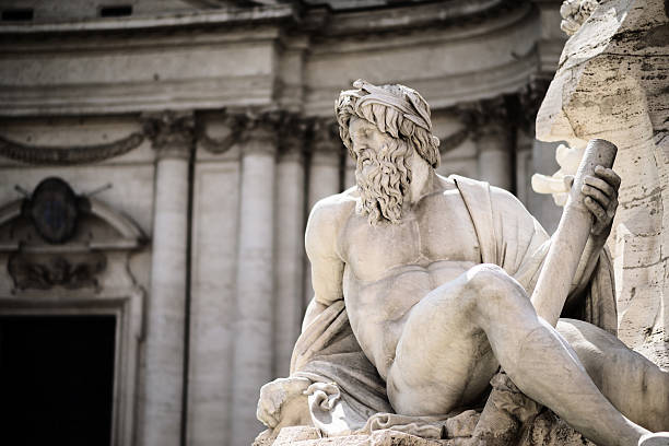 статуя зевса в фонтан, пьяцца навона, рим, италия - piazza navona ancient old architecture стоковые фото и изображения