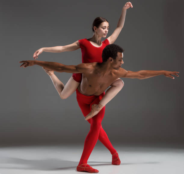 casal de balé dançarinas posando sobre fundo cinza - women dancing contemporary red - fotografias e filmes do acervo