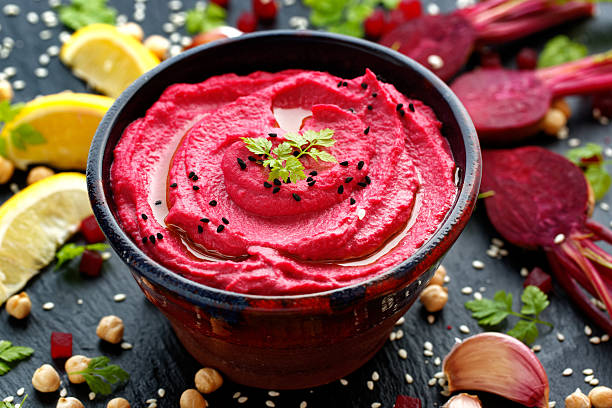 Hummus de remolacha asada, cremoso y delicioso - foto de stock