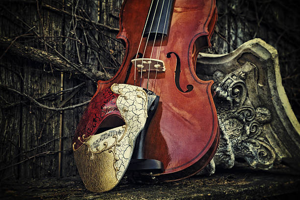 masquerade-fantasma dell'opera di maschera con violino - musical instrument violin sheet music music foto e immagini stock