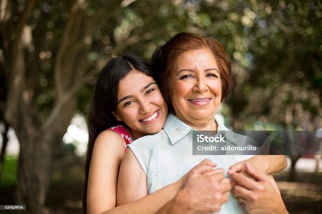 Nieta agarrando su abuela hermético - Foto de stock de Abuela libre de derechos
