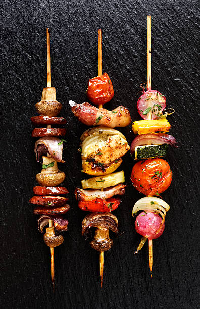 검은 돌 배경에 구운 야채와 고기 꼬치 - grilled vegetable tomato barbecue 뉴스 사진 이미지