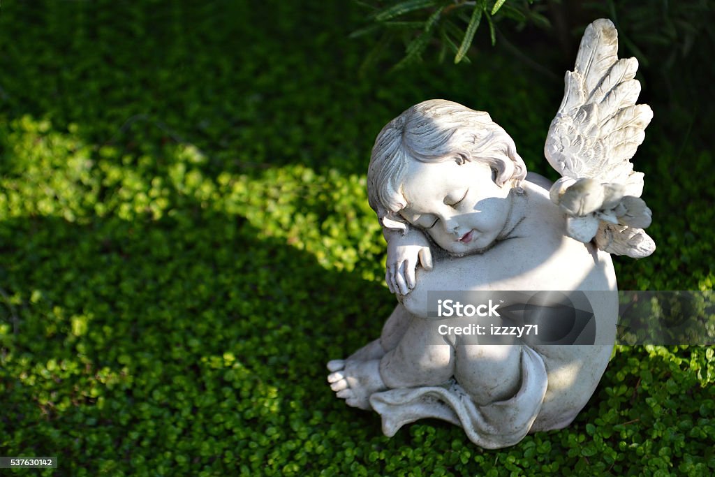 Pequeño ángel figura sobre la tumba - Foto de stock de Ángel libre de derechos