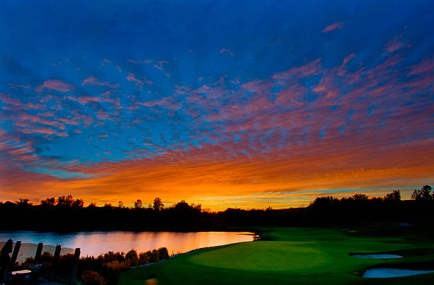 ansicht der wasser und sumpf mit einem golfplatz in der nähe. - golf golf course sunrise morning stock-fotos und bilder