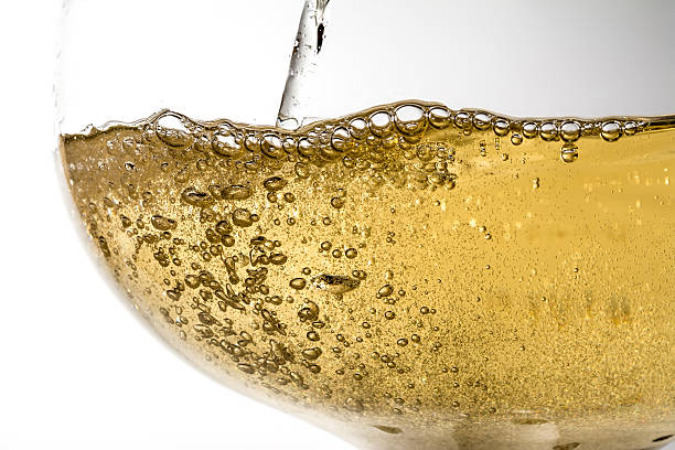 fluxo fechar-se de vinho, vinho, espirrar, bolhas, assobio - champagne champagne flute pouring wine imagens e fotografias de stock