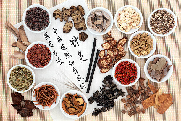 acupunctura na medicina chinesa - chinese medicine medicine ancient herbal medicine imagens e fotografias de stock