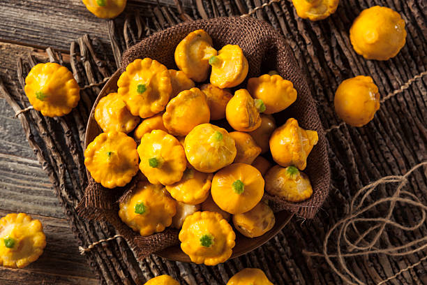 raw organic yellow pattypan squash - pattypan squash imagens e fotografias de stock