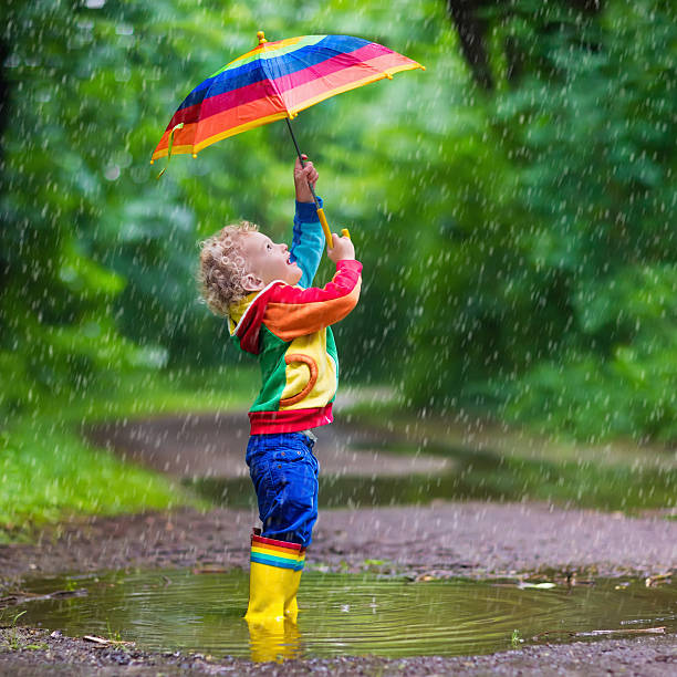 어린 자녀에게 게임하기 있어서 - puddle rain child splashing 뉴스 사진 이미지