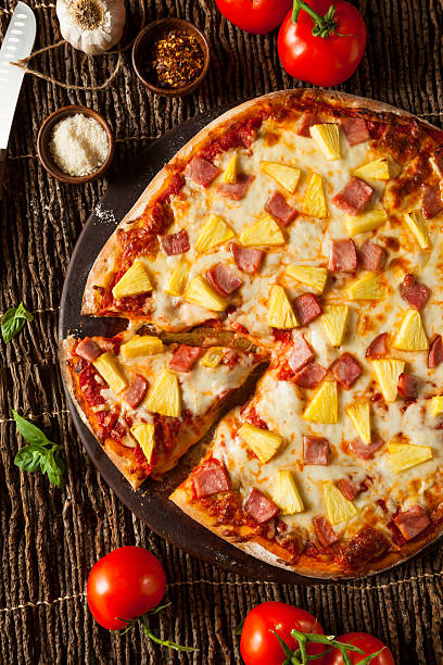 homemade pineapple and ham hawaiian pizza - take out food fast food vertical tomato imagens e fotografias de stock