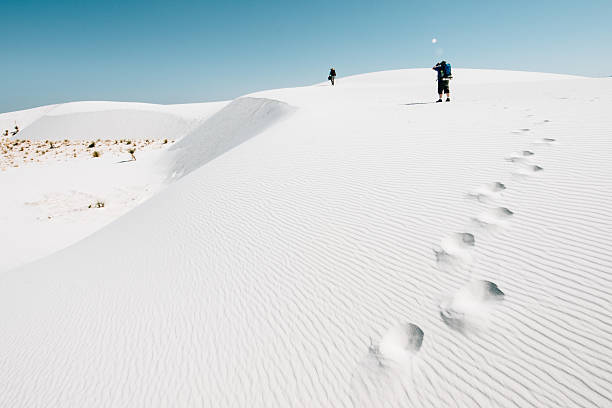 backpackers excursionismo en las dunas del desierto - monumento nacional de white sands fotografías e imágenes de stock