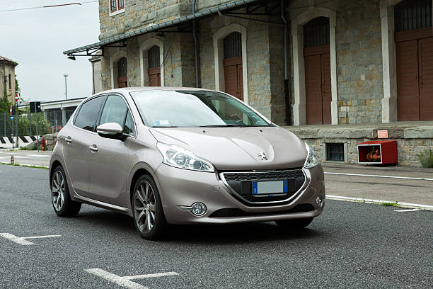 peugeot 208 e-hdi - turbo diesel zdjęcia i obrazy z banku zdjęć