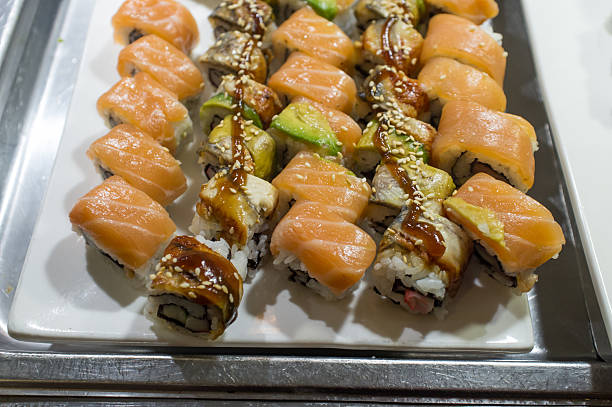 스시 뷔페형 플래터 - japanese cuisine pulut fish salmon 뉴스 사진 이미지