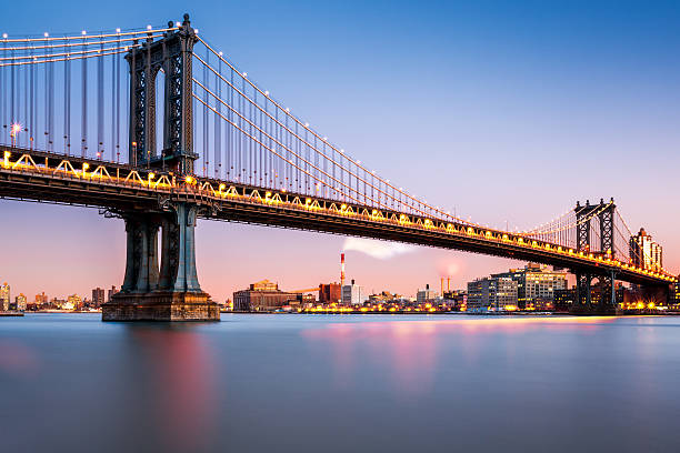 夕暮れのマンハッタン橋照明付き - east river riverbank waters edge suspension bridge ストックフォトと画像